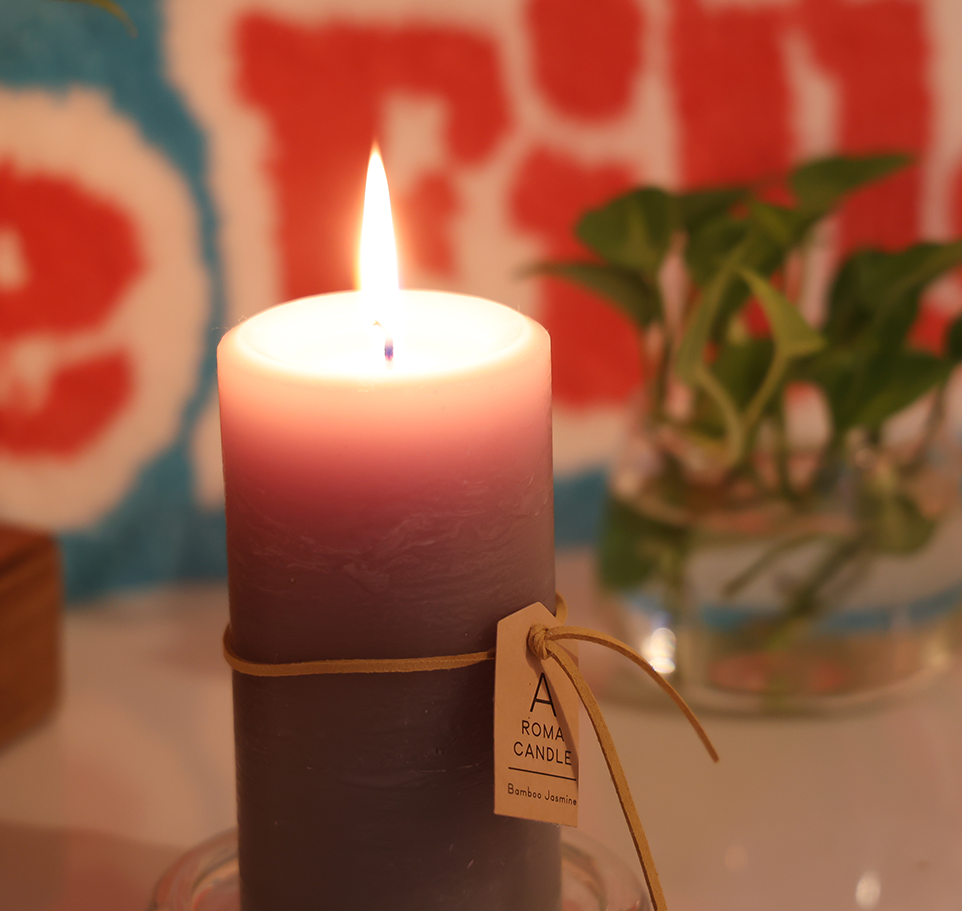 ろうそくに火がともる様子