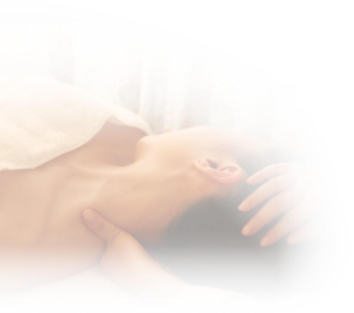 首元 リンパマッサージの様子