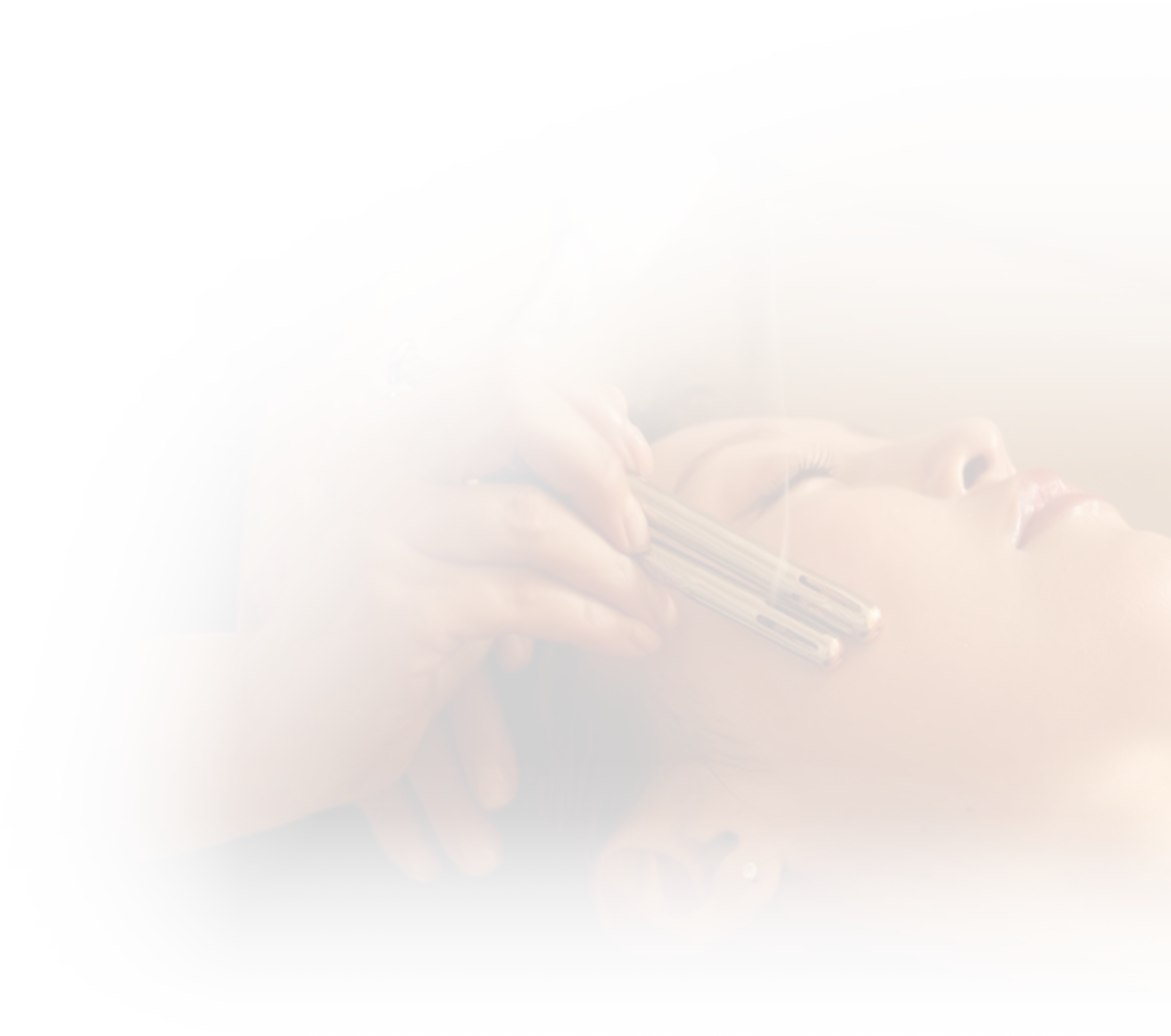 顔のイトオテルミー施術の様子